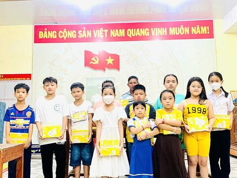 Hội Khuyến học xã Hoài Sơn tiếp sức học sinh nghèo đến trường