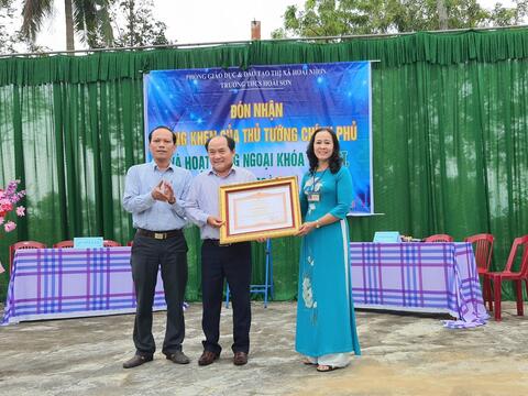 Trường THCS Hoài Sơn đón nhận Bằng khen của Thủ tướng chính phủ